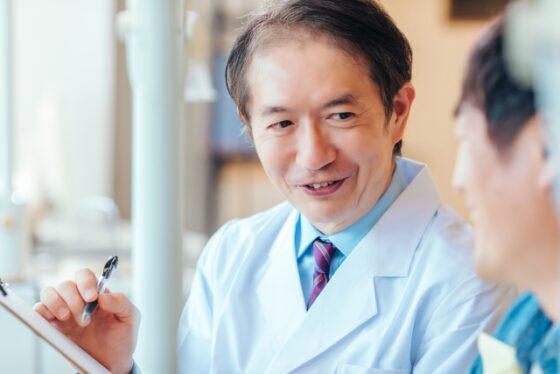 患者様と話す歯科医師